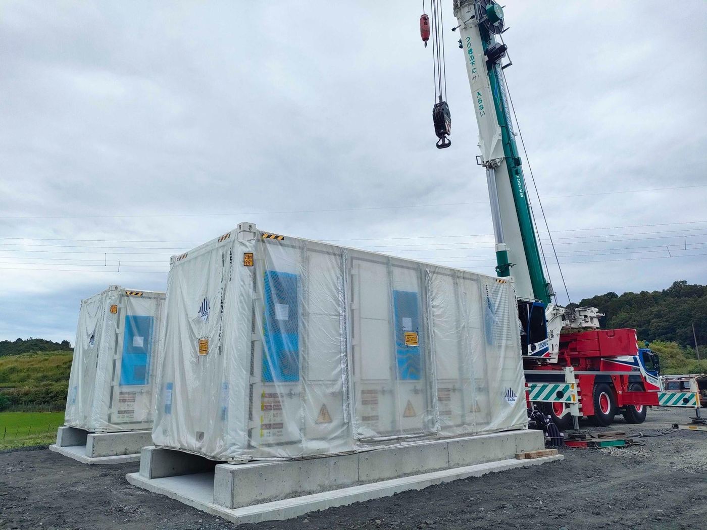 滋賀県愛荘町蓄電所 — 統合蓄電システムの据付工事(クレーンによるコンテナ設置)