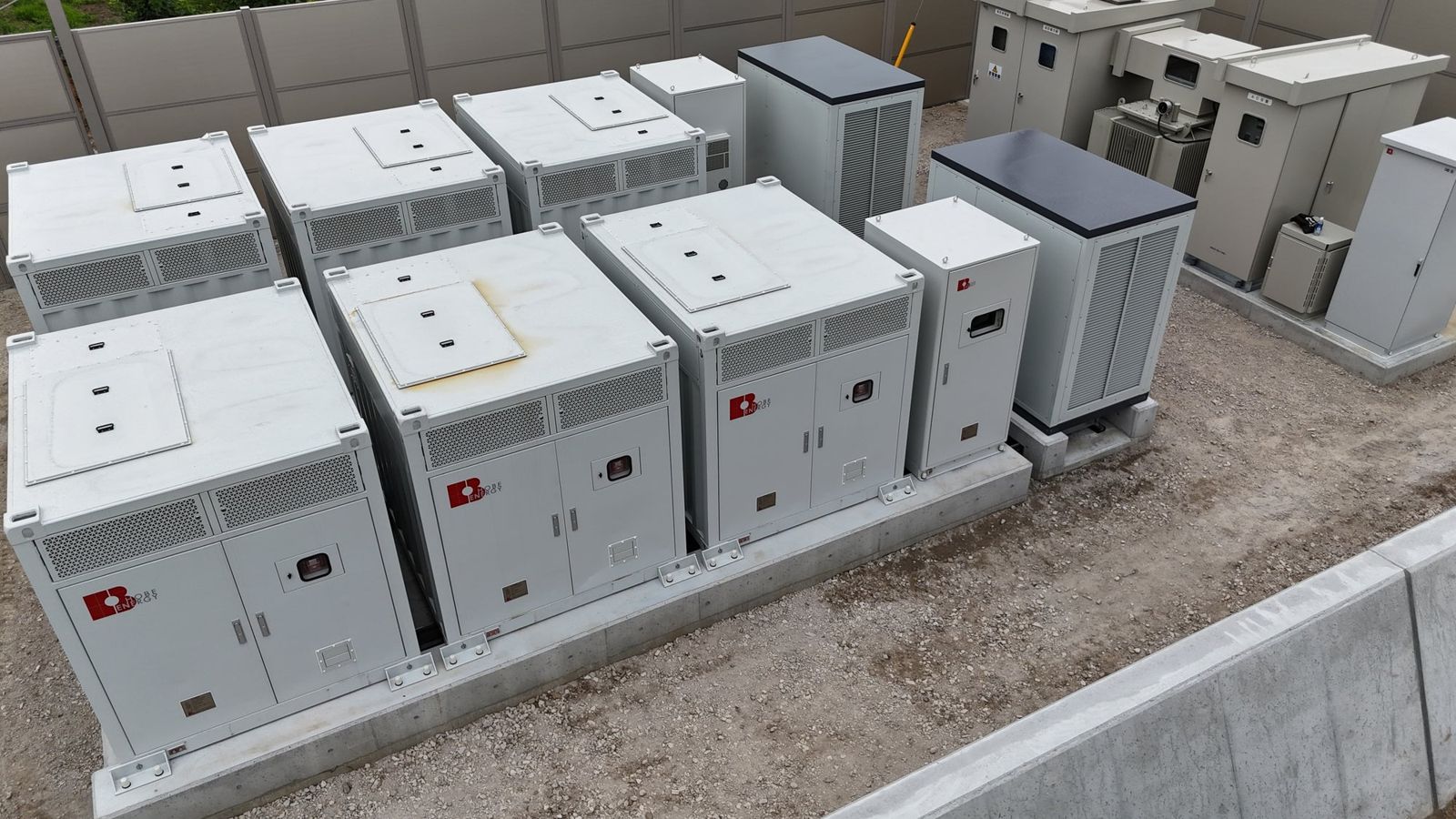 埼玉県鉢形蓄電所(埼玉県大里郡寄居町)の全景 — 2MW/5MWh 高圧系統用蓄電所